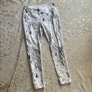 Black and White Abstract Print Leggings.